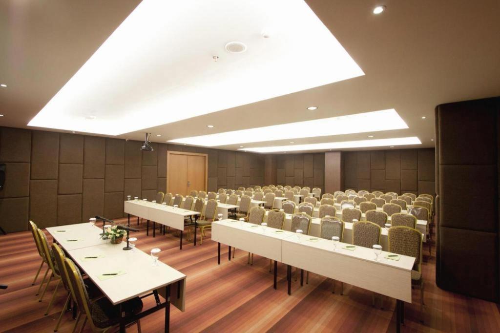 Aswin Hotel And Spa Makassar Exteriör bild